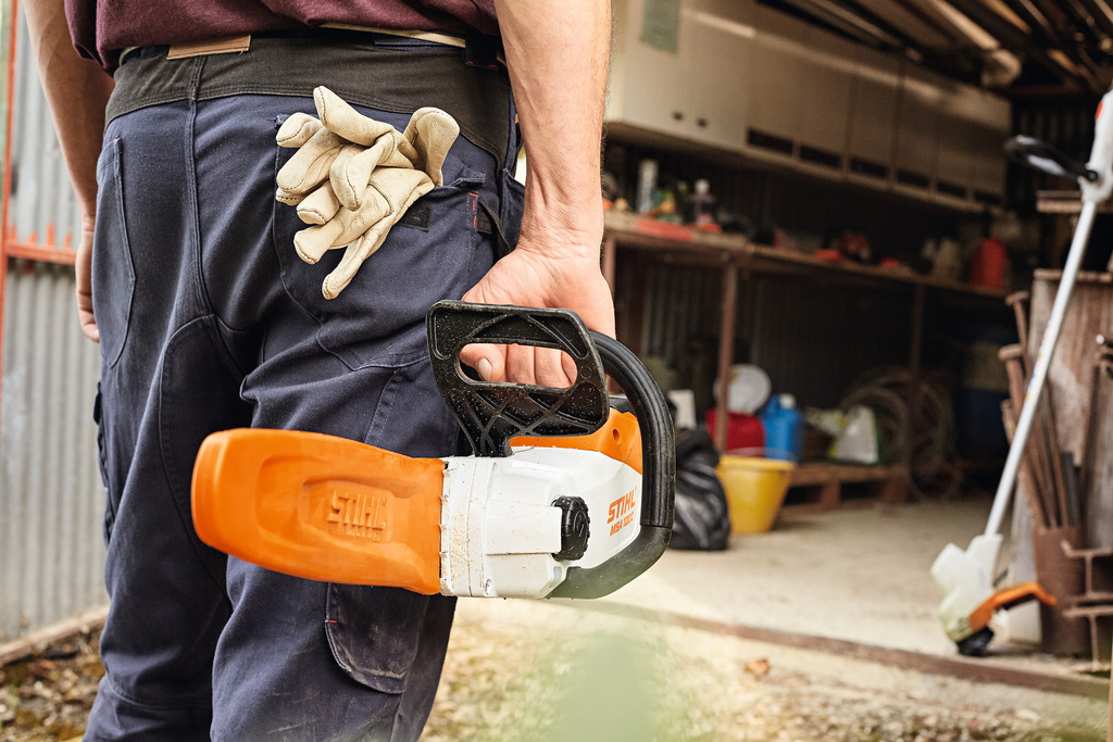 Stihl Motorsäge wird getragen
