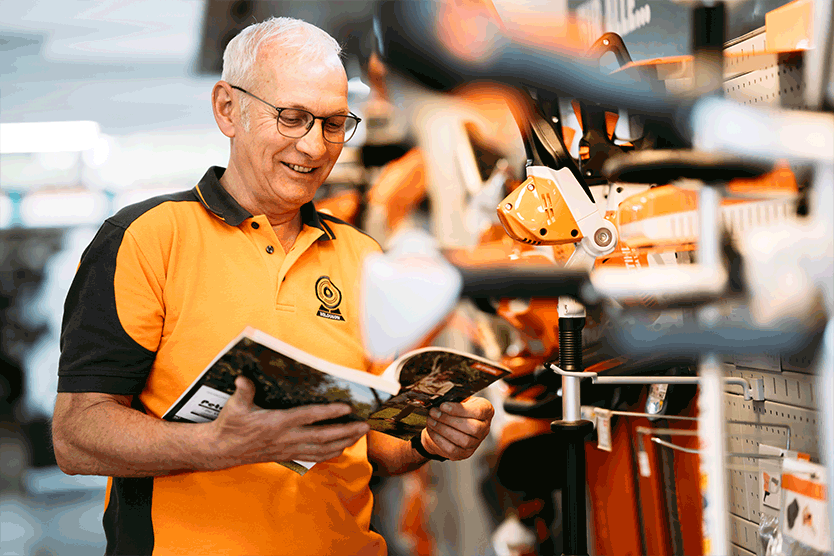 Belousow Mitarbeiter mit einem Stihl T-Shirt 
