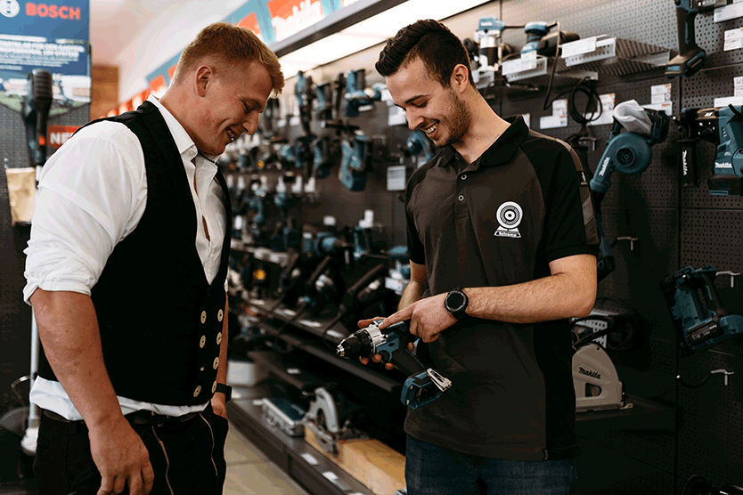 Beratungsgespräch vor Makita Regal