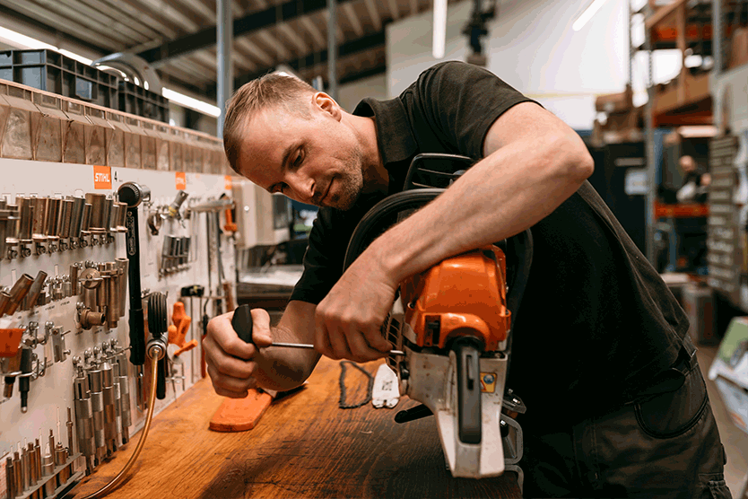 Belousow Mitarbeiter bei Reparatur einer Stihl Motorsäge 